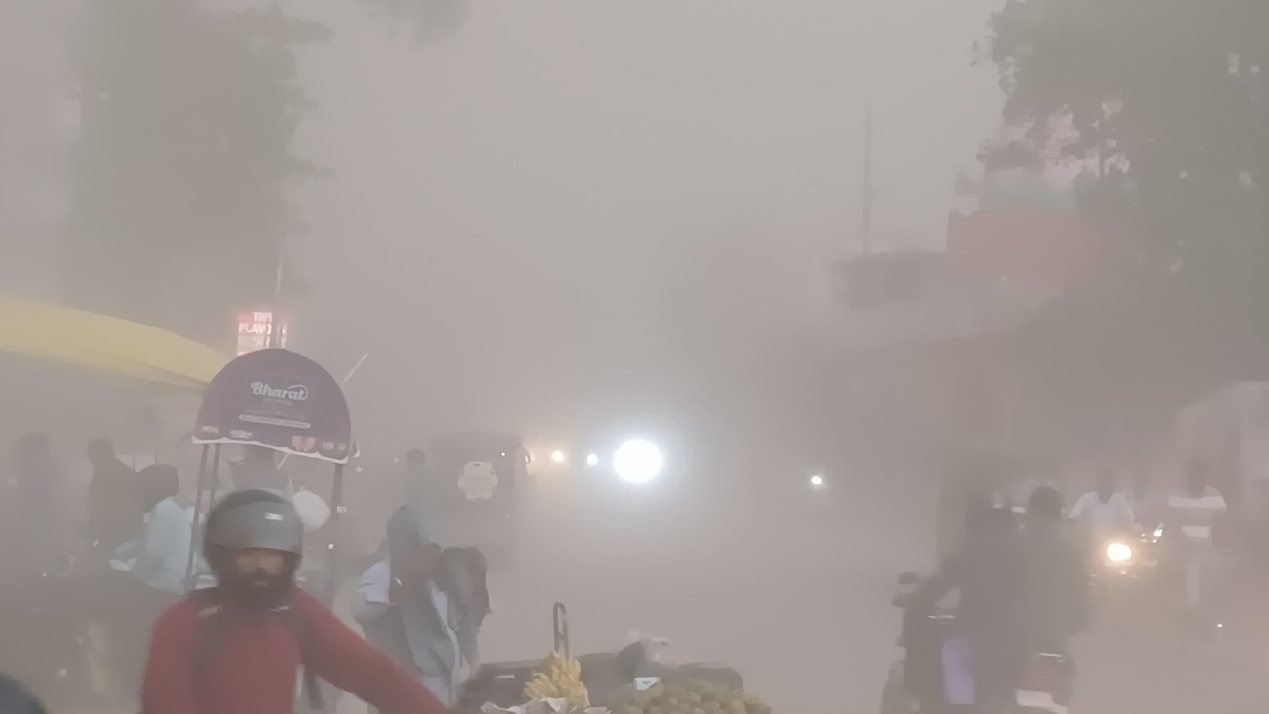 Motihari : आंधी से बदरंग हुई सड़कें,दिन में हीं अंधेरा