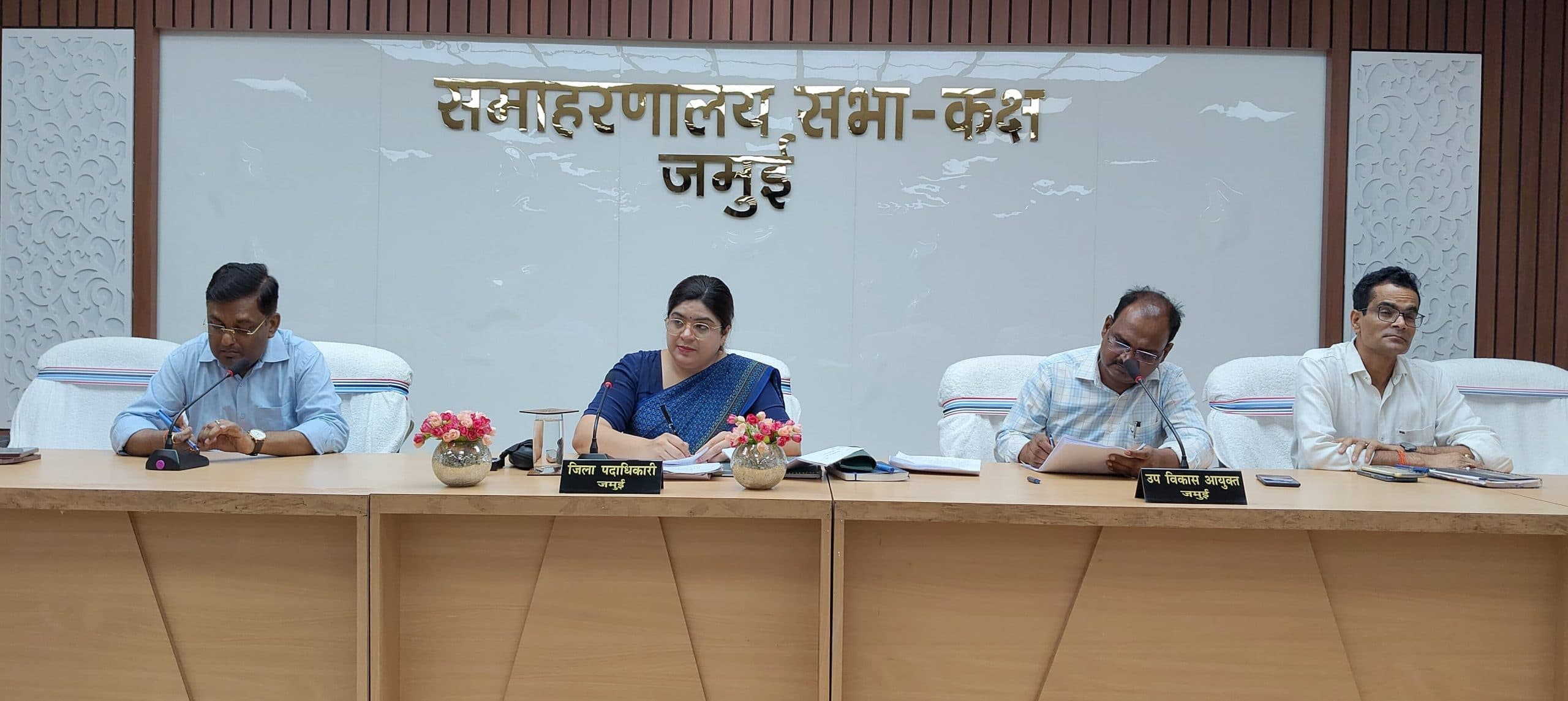 डीएम के जनता दरबार में 65 से अधिक फरियादियों ने लगायी गुहार