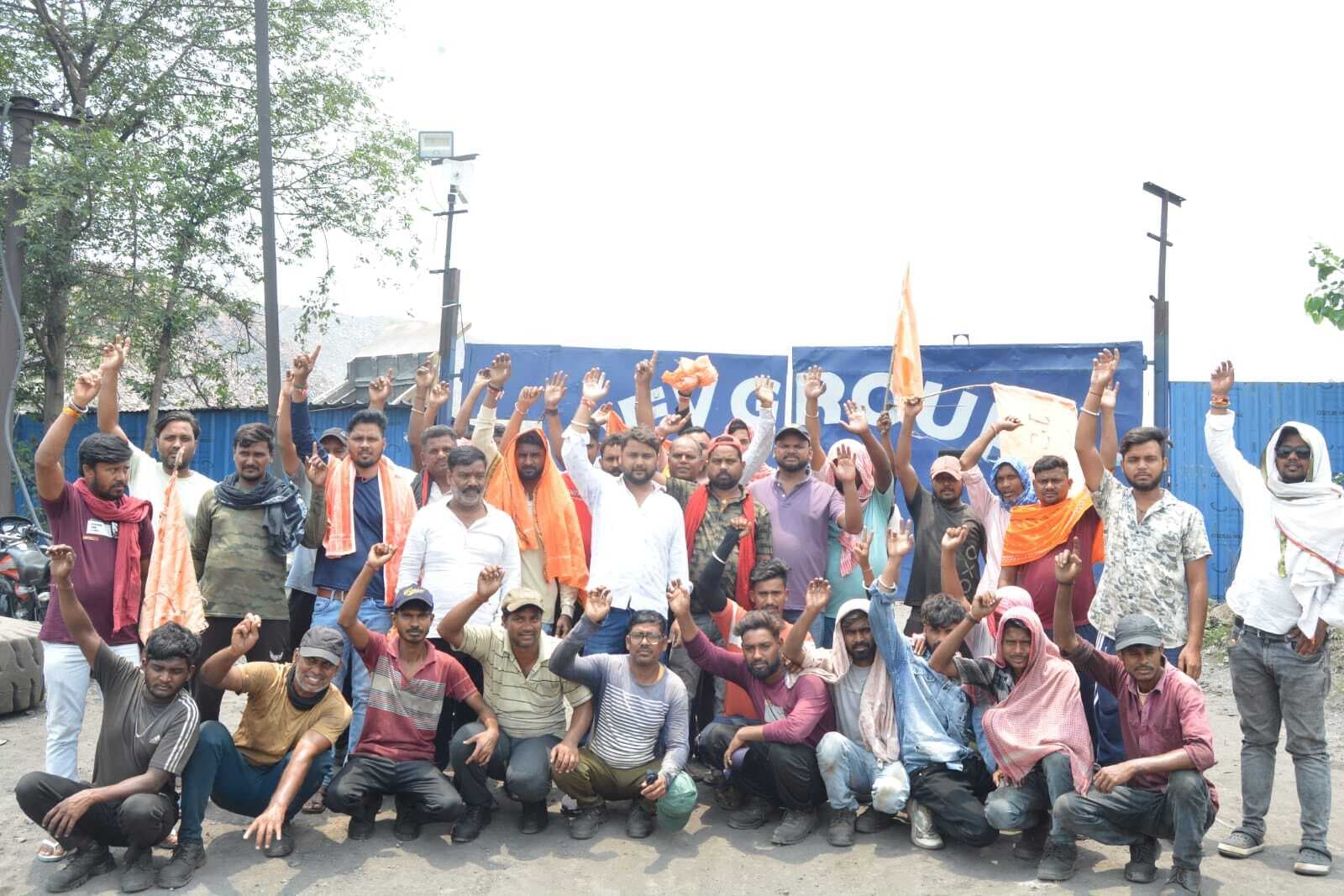 Dhanbad News : जश्रसं ने आउटसोर्सिंग कैंप का मुख्य गेट किया जाम, ट्रांसपोर्टिंग ठप