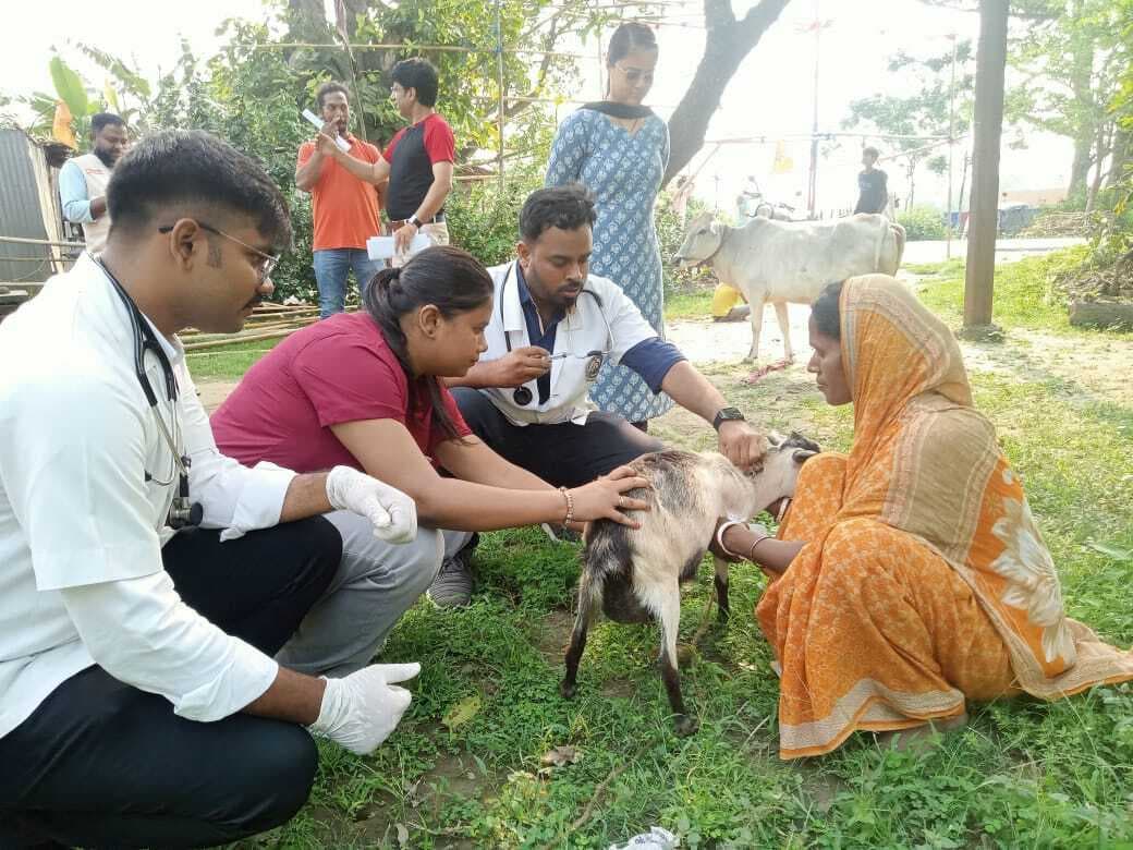 पशु चिकित्सा शिविर में पशुपालकों को दी गयी आवश्यक जानकारी