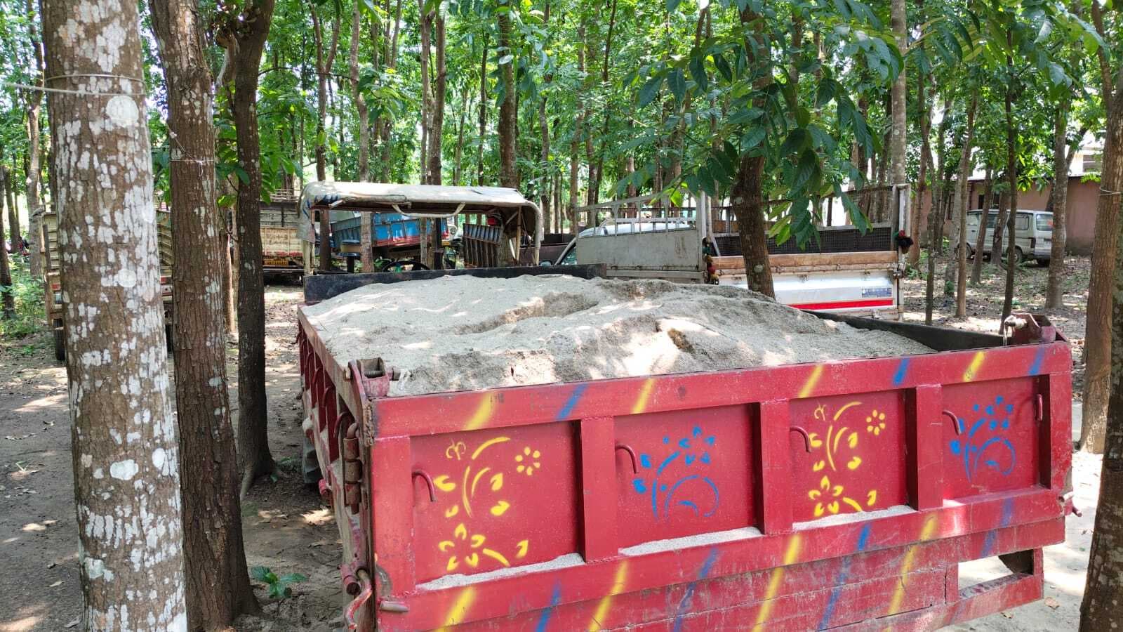 बालू लदा ट्रैक्टर पुलिस ने किया जब्त