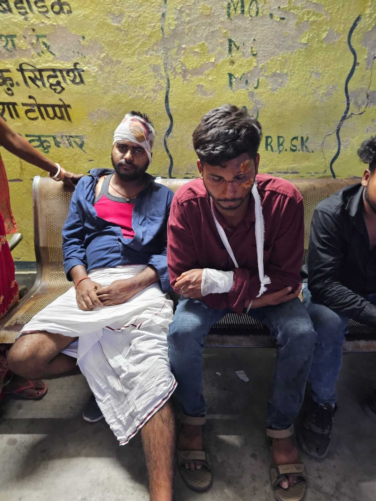 पेड़ से टकरायी तेज रफ्तार बोलेरो, दो घायल