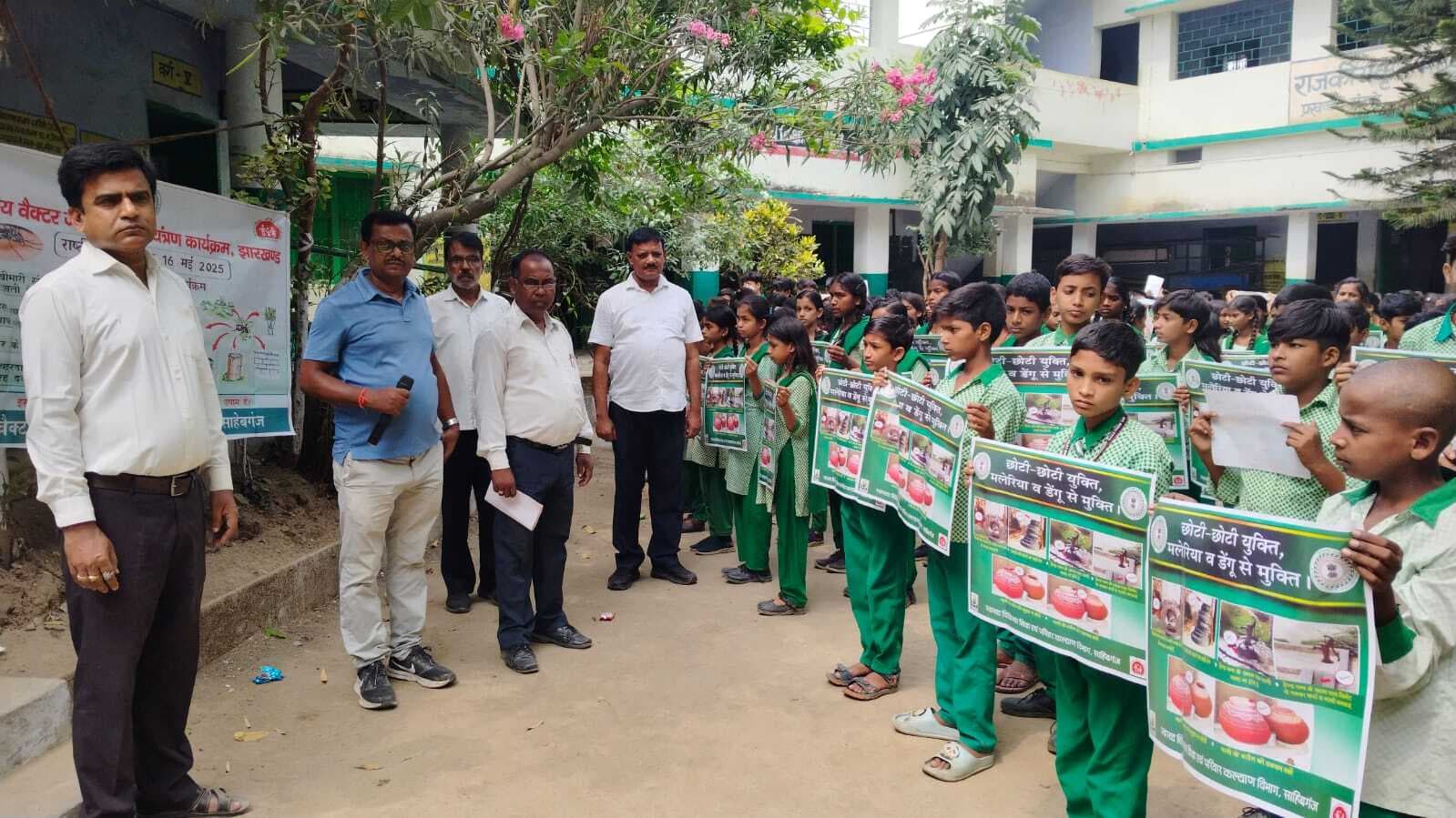 बरसात का पानी घर के आसपास जमा नहीं होने दें