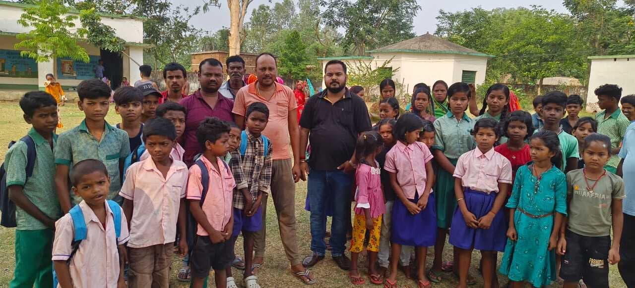 Deoghar news : एमडीएम खाने के बाद बच्चों के बीमार होने के मामले में अभिभावकों ने जताया विरोध