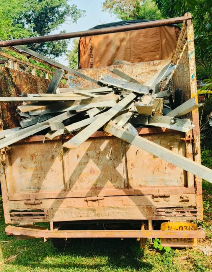 बिजली टावर से एंगल काटकर पिकअप में लोड कर रहे पांच अपराधी गिरफ्तार