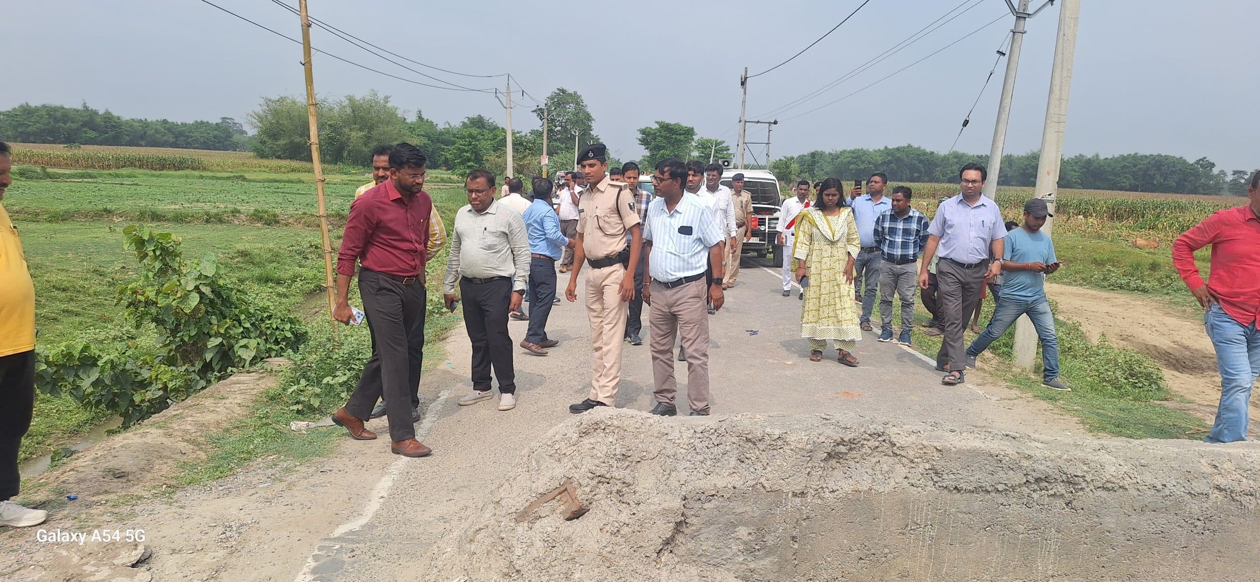 क्षतिग्रस्त पुल का डीएम ने किया निरीक्षण