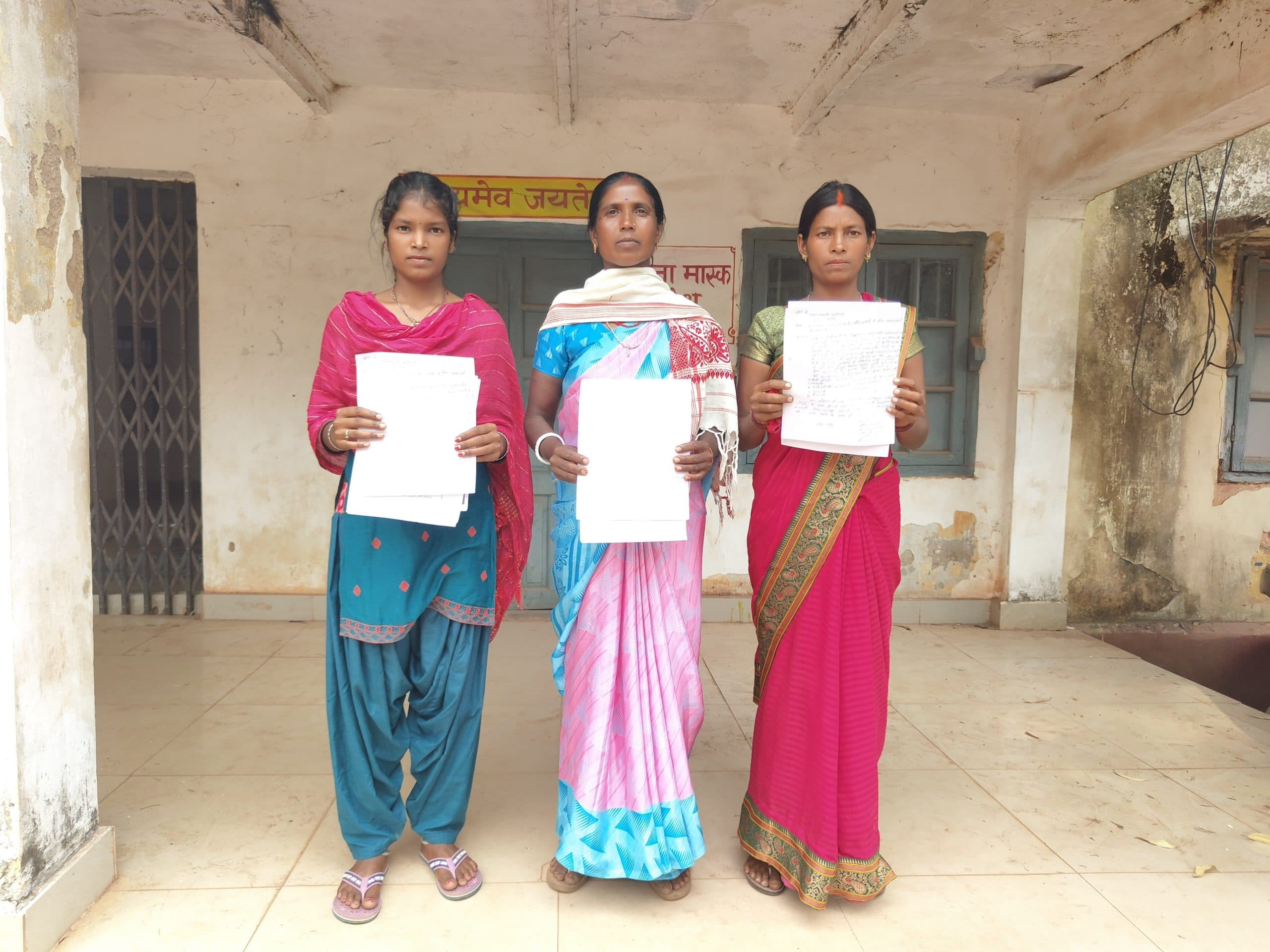 प्रज्ञा केंद्र संचालक पर धोखाधड़ी का आरोप, थाना पहुंची महिलाएं