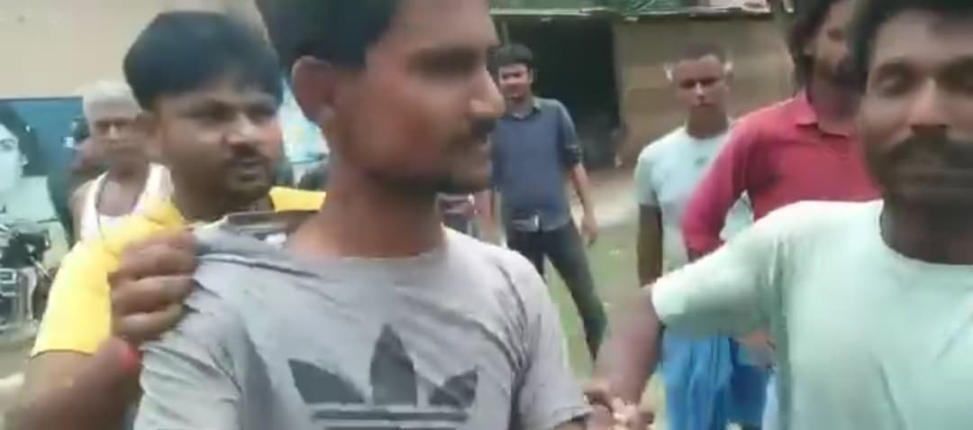 व्यापारी को मक्का कम तोलना पड़ा महंगा, लोगों ने की पिटाई