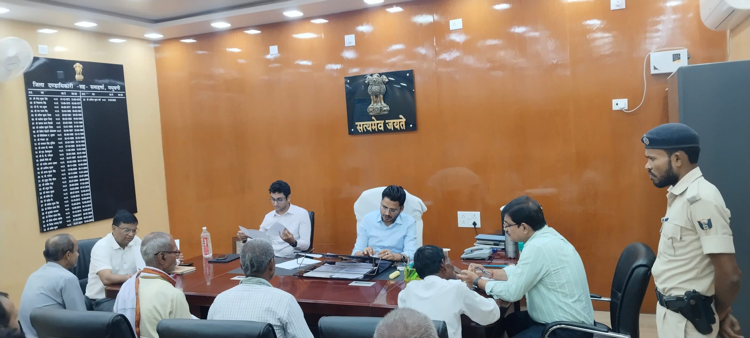 Madhubani News : जन शिकायतों को प्राथमिकता में रखकर करें त्वरित निबटारा