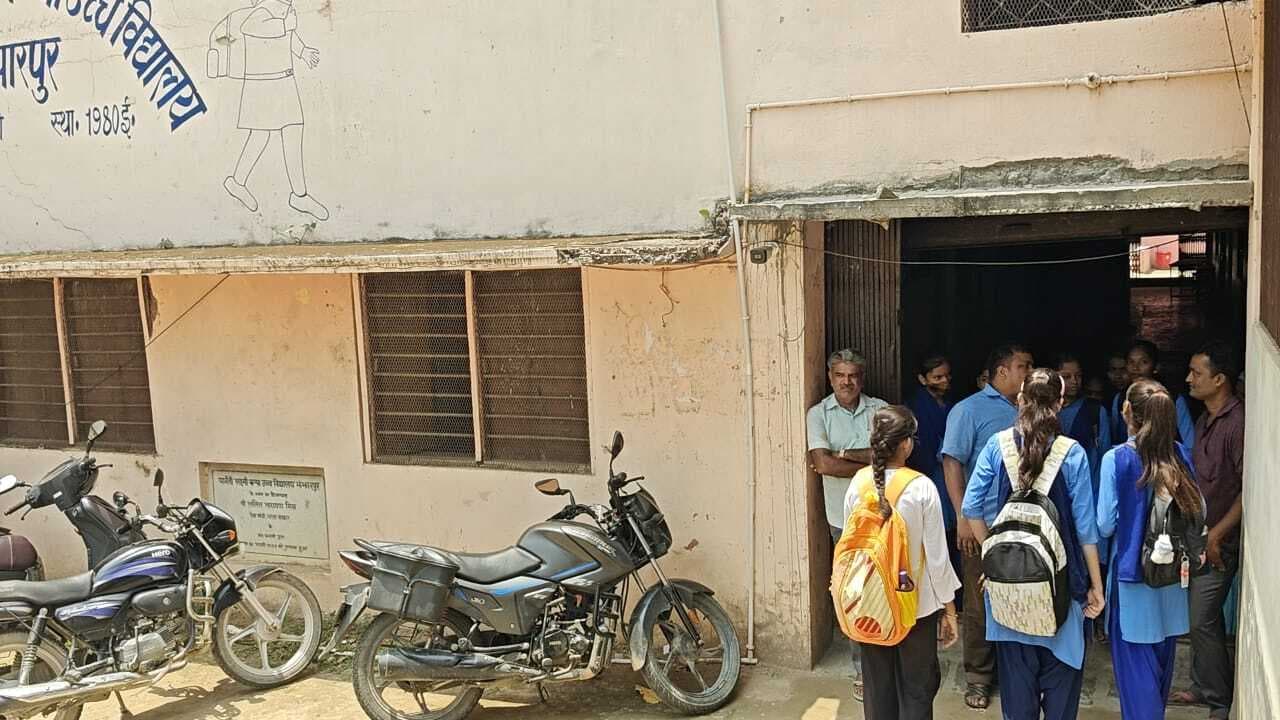 Madhubani News : शिक्षक ने नौवीं की तीन छात्राओं से की अमर्यादित बातें, परिजन ने किया हंगामा