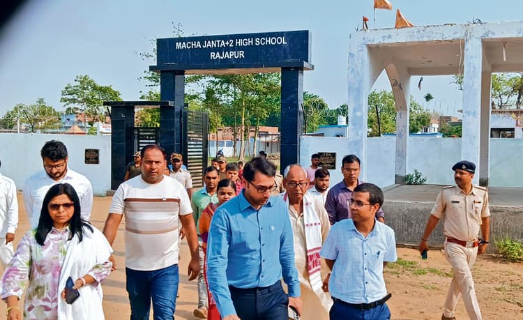 जिलाधिकारी ने किया योजनाओं का निरीक्षण