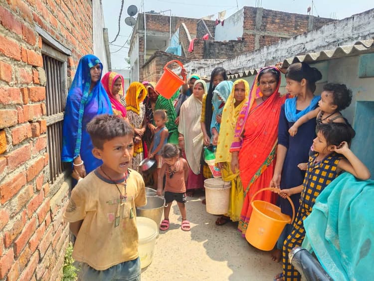 Madhubani News : सप्ता मंडल टोला में पानी के लिये हाहाकार, तालाब का पानी छानकर पी रहे लोग