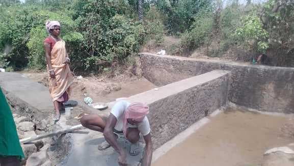 घटिया चेक डैम के निर्माण से ग्रामीणों में आक्रोश