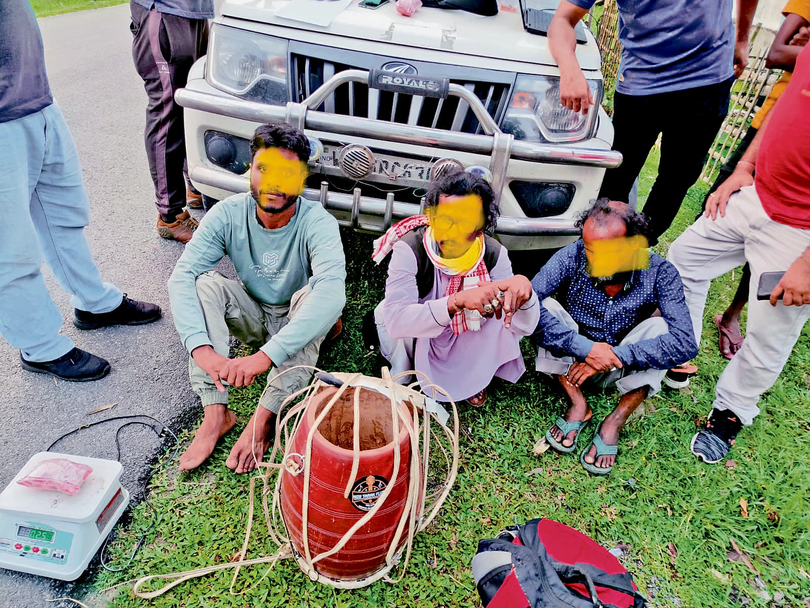 बंगाल एसटीएफ ने तीन सप्लायरों को दबोचा