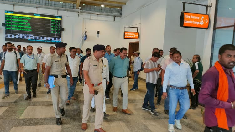 Bhagalpur News: निरीक्षण को पहुंचे डीआरएम, पीरपैंती स्टेशन पर कराया मीडिया टूर
