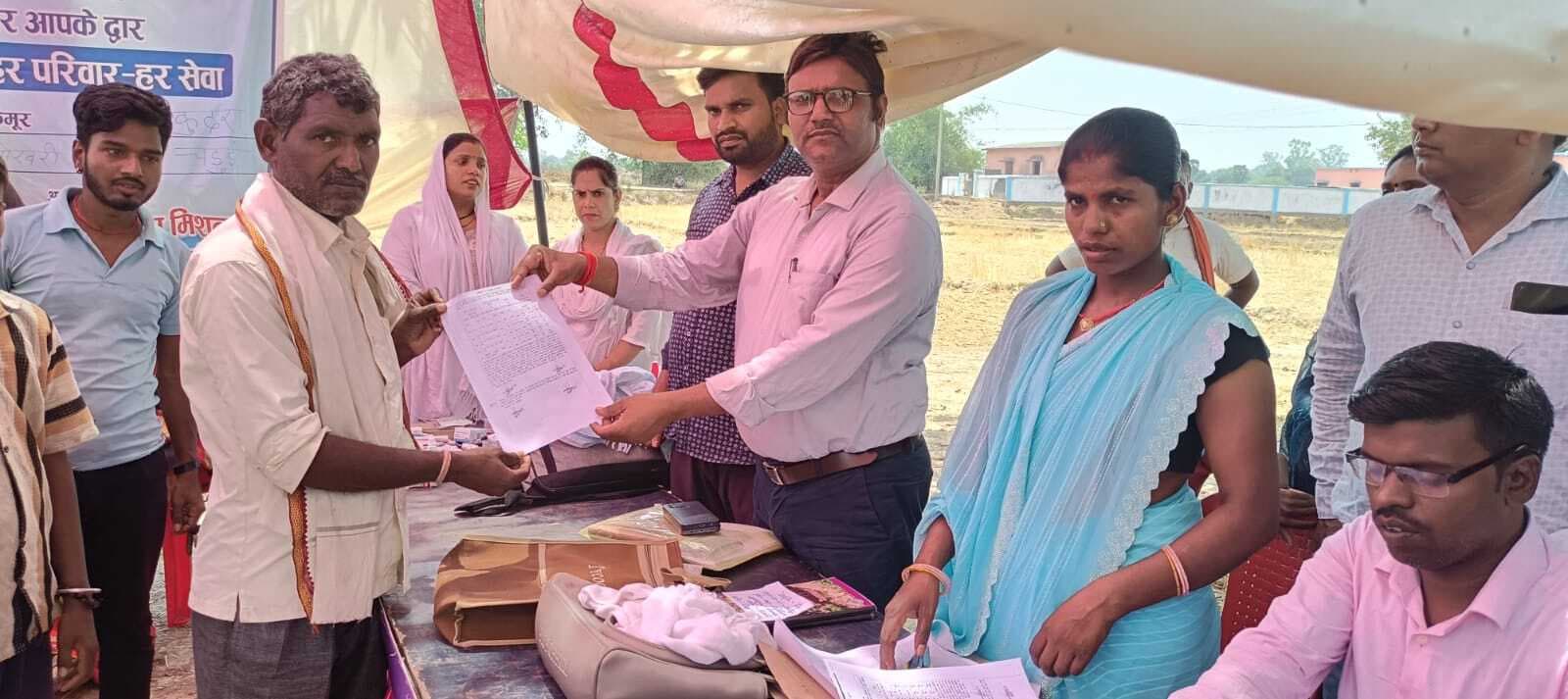 विशेष शिविर में जाॅब कार्ड के बांटे गये पर्चे