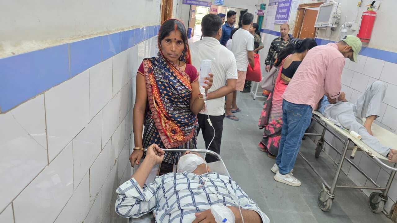 तेज रफ्तार ऑटो ने बाइक में मारी टक्कर, तीन मजदूर घायल तेज रफ्तार ऑटो ने बाइक में मारी टक्कर, तीन मजदूर घायल