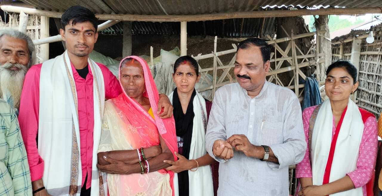 बिहार पुलिस में चयनित तीन भाई-बहन को किया सम्मानित