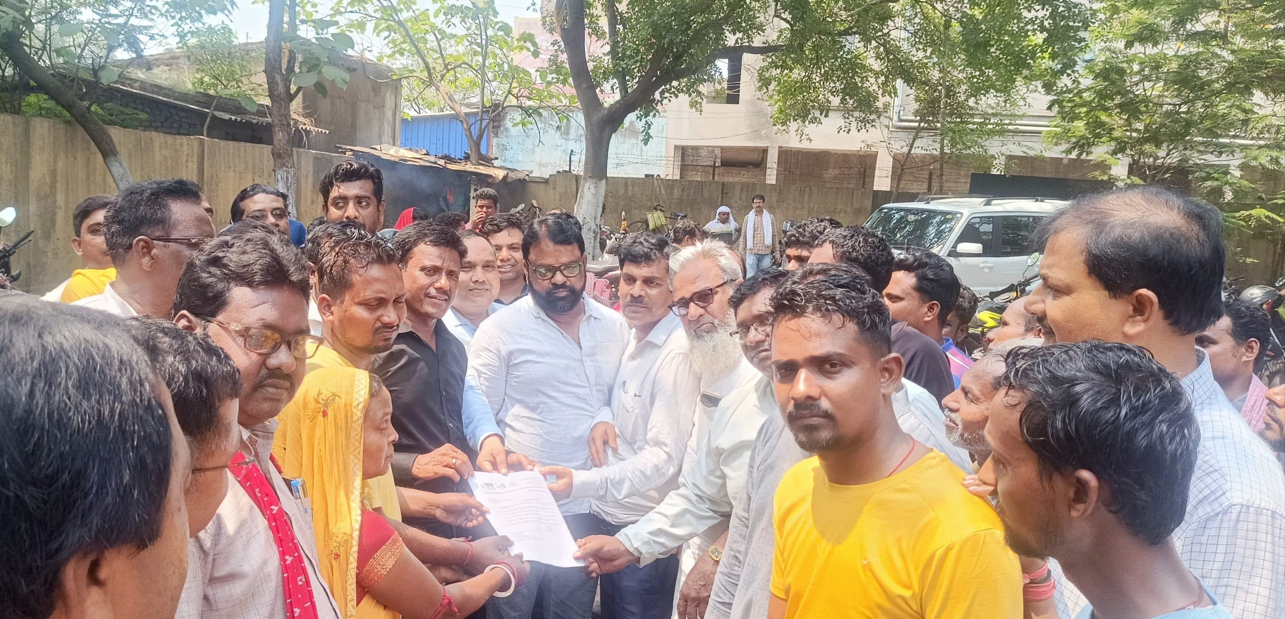 Dhanbad News : इलाजरत कर्मी की मौत, शव के साथ प्रदर्शन के बाद पुत्र को मिला नियोजन