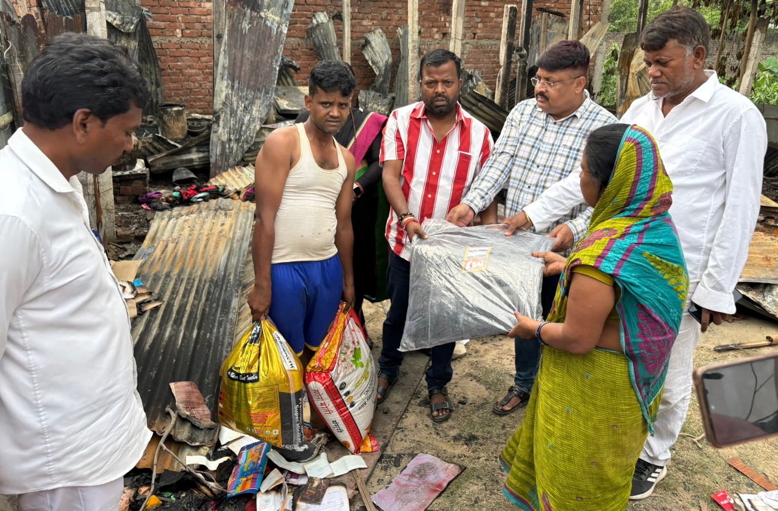 अग्नि पीड़ित परिवारों के बीच सांसद प्रतिनिधि ने पहुंचायी राहत सामग्री