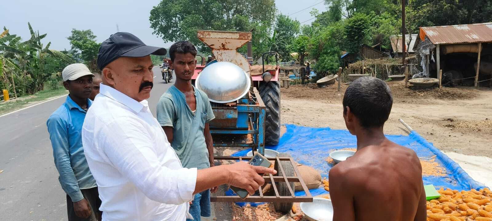 एसडीओ ने एनएच 106 के किनारे मक्का की तैयारी करते ट्रैक्टर व थ्रेसर किया जब्त