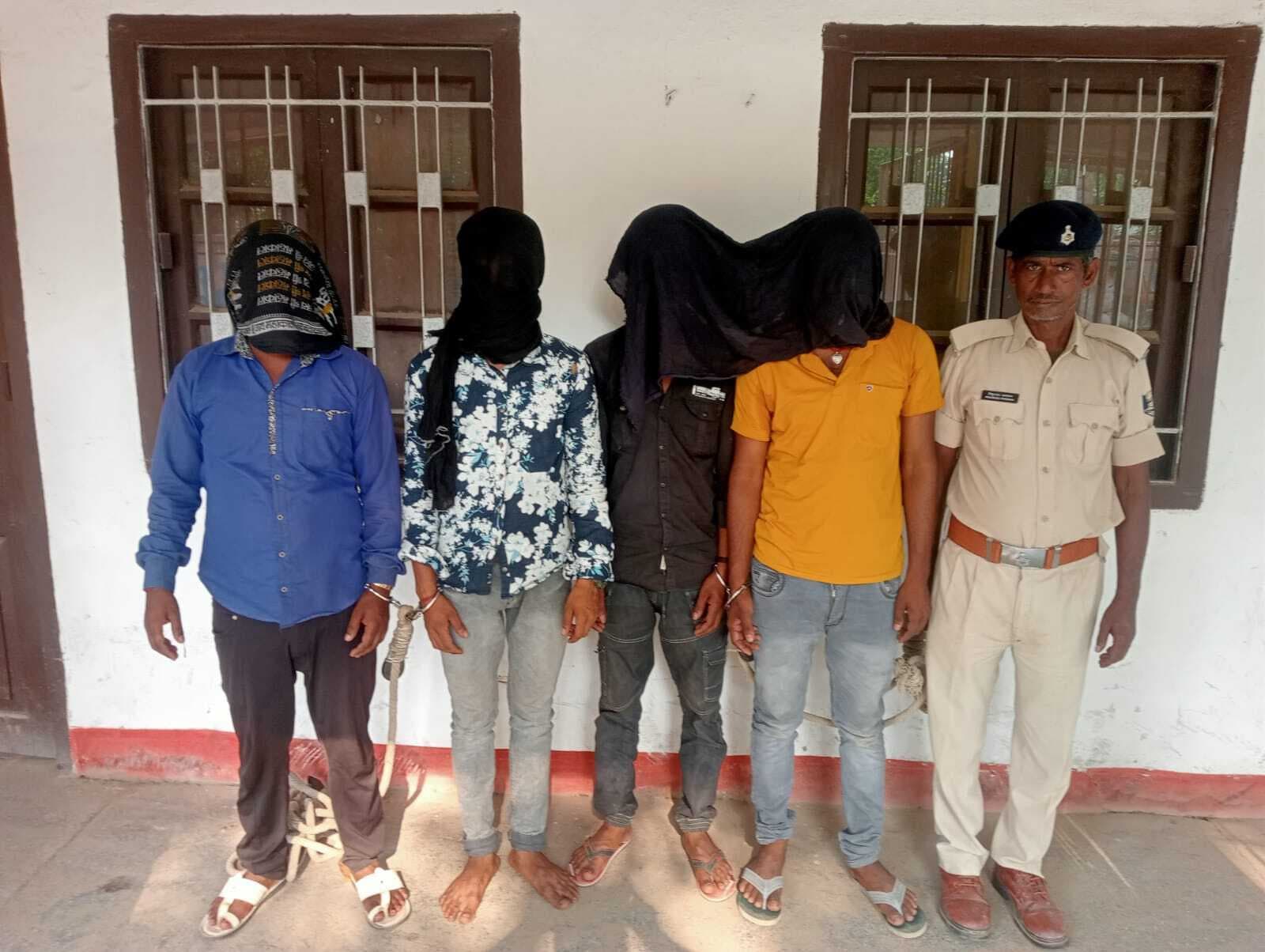 बाइक छिनतई की घटना में अंतरजिला गिरोह का पर्दाफाश, बाइक बरामद, चार गिरफ्तार