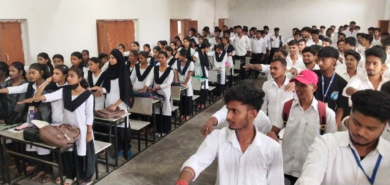 जेएमएस काॅलेज के छात्र-छात्राओं को दी गयी मतदान के महत्व की जानकारी