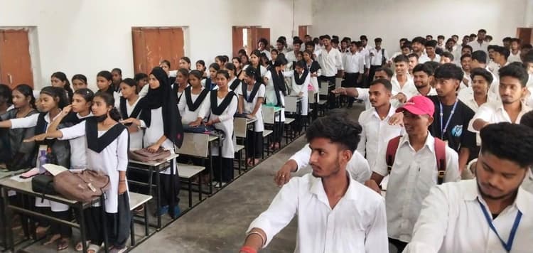जेएमएस काॅलेज के छात्र-छात्राओं को दी गयी मतदान के महत्व की जानकारी