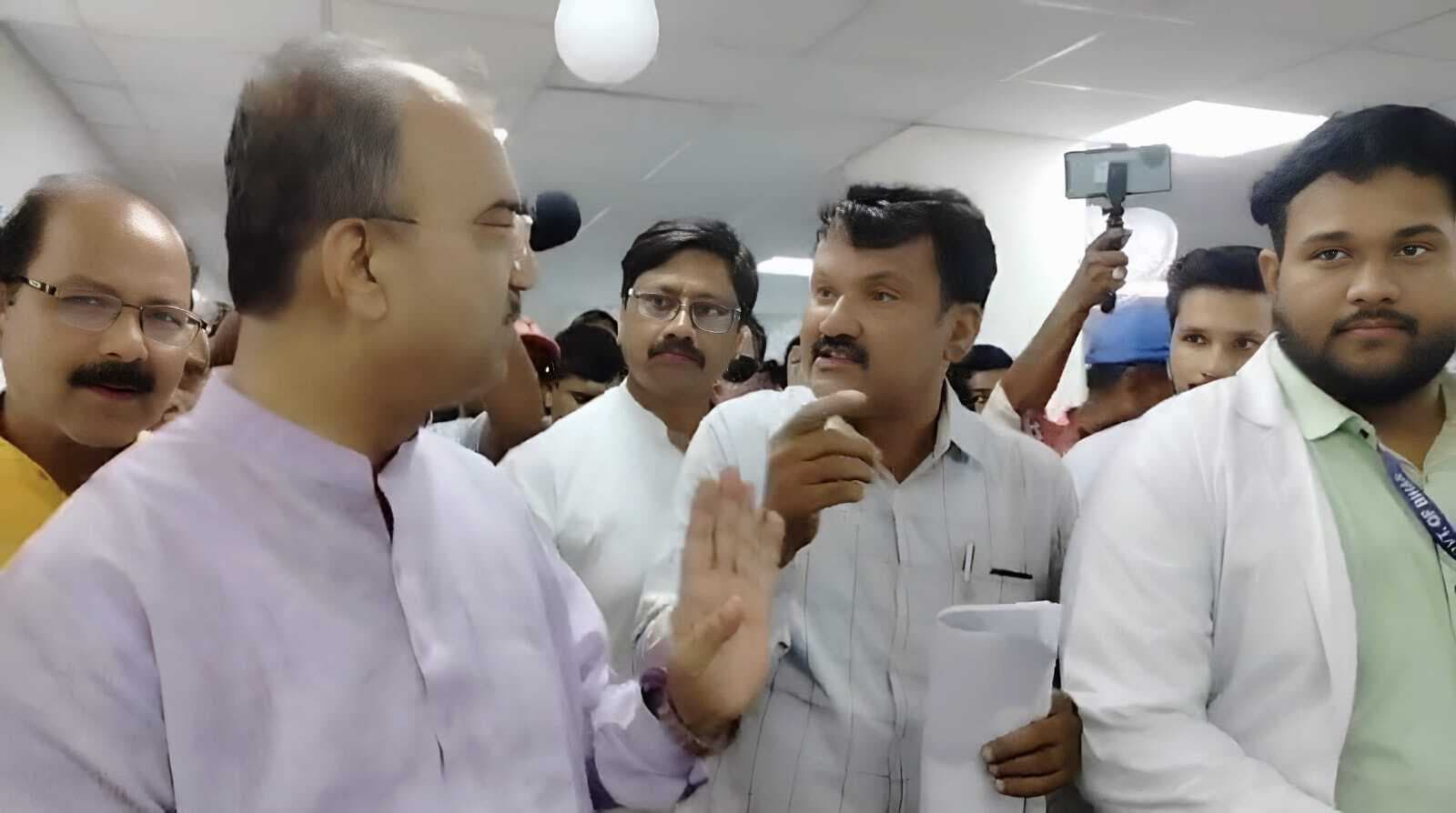 मेडिकल कॉलेज में सुविधाओं की कमी को लेकर स्वास्थ्य मंत्री को सौंपा ज्ञापन