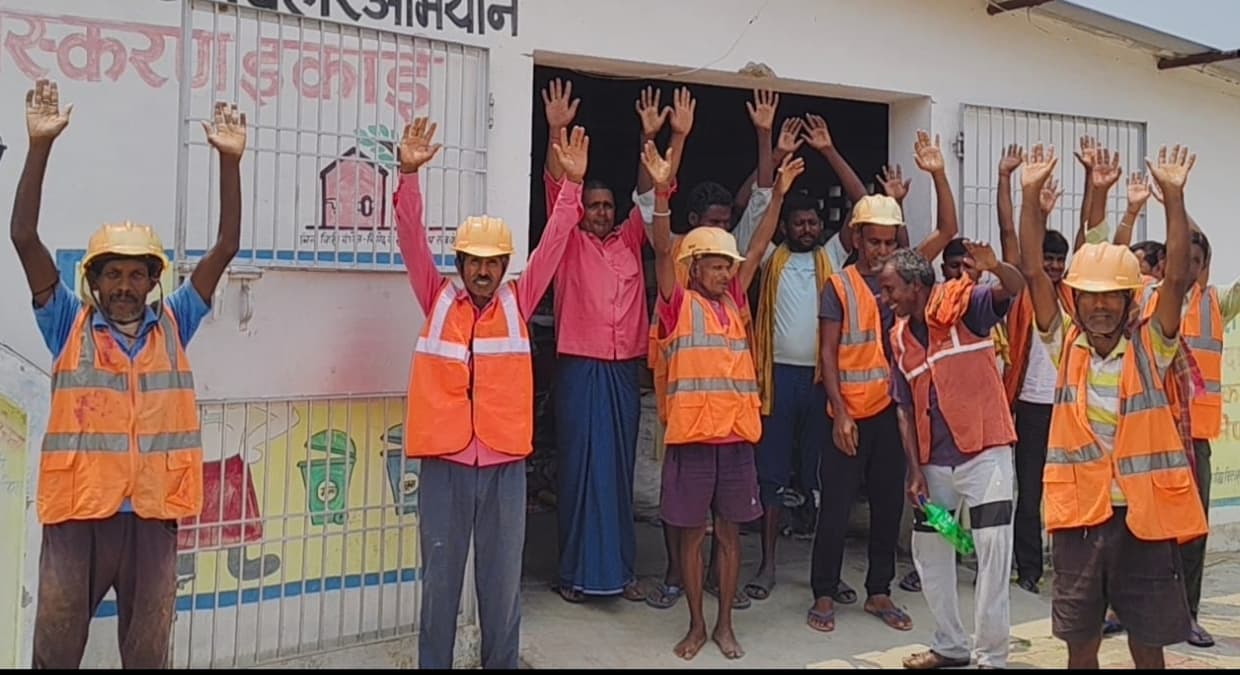 मानदेय नहीं मिलने पर सफाई कर्मियों ने बंद की सफाई