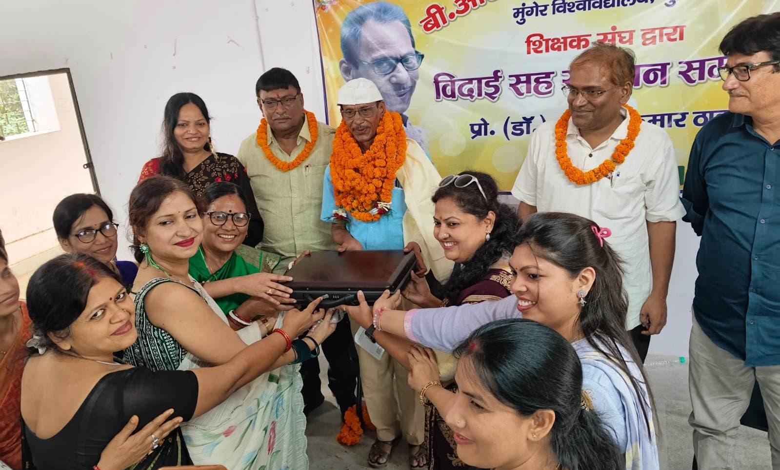 शिक्षक संघ की ओर से प्रभारी प्राचार्य डॉ अजीत कुमार ठाकुर को दी गयी विदाई