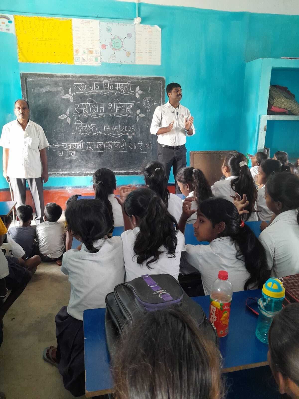 चक्रवाती तूफान से बचाव की दी गयी जानकारी, कराया गया मॉकड्रिल अभ्यास