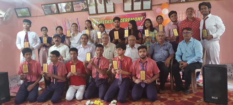 Deoghar news : रेड रोज स्कूल में मेधा-सम्मान समारोह, सीबीएसइ व जेइ मेंस के सफल विद्यार्थी सम्मानित