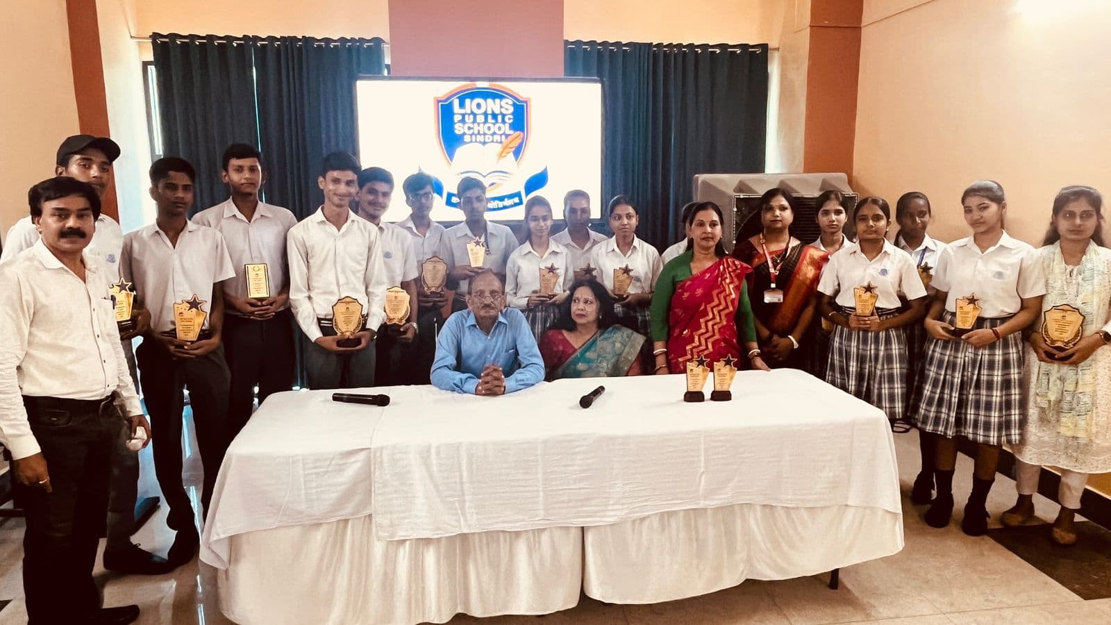 Dhanbad News : लायंस पब्लिक स्कूल ने अपनी विभूतियों को किया सम्मानित