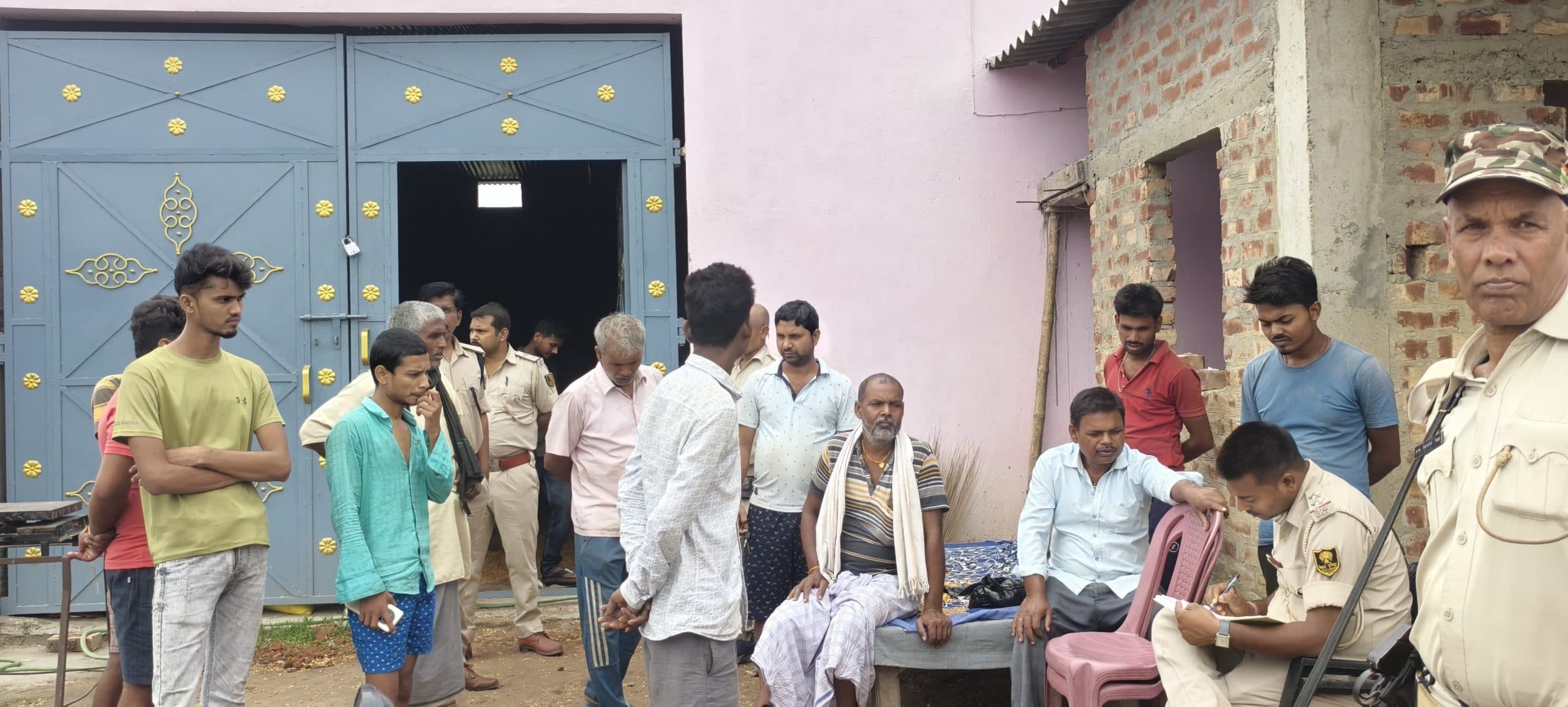 चोरों ने सीएसपी और गोदाम बनाया निशाना, हजारों की संपत्ति पर किया हाथ साफ