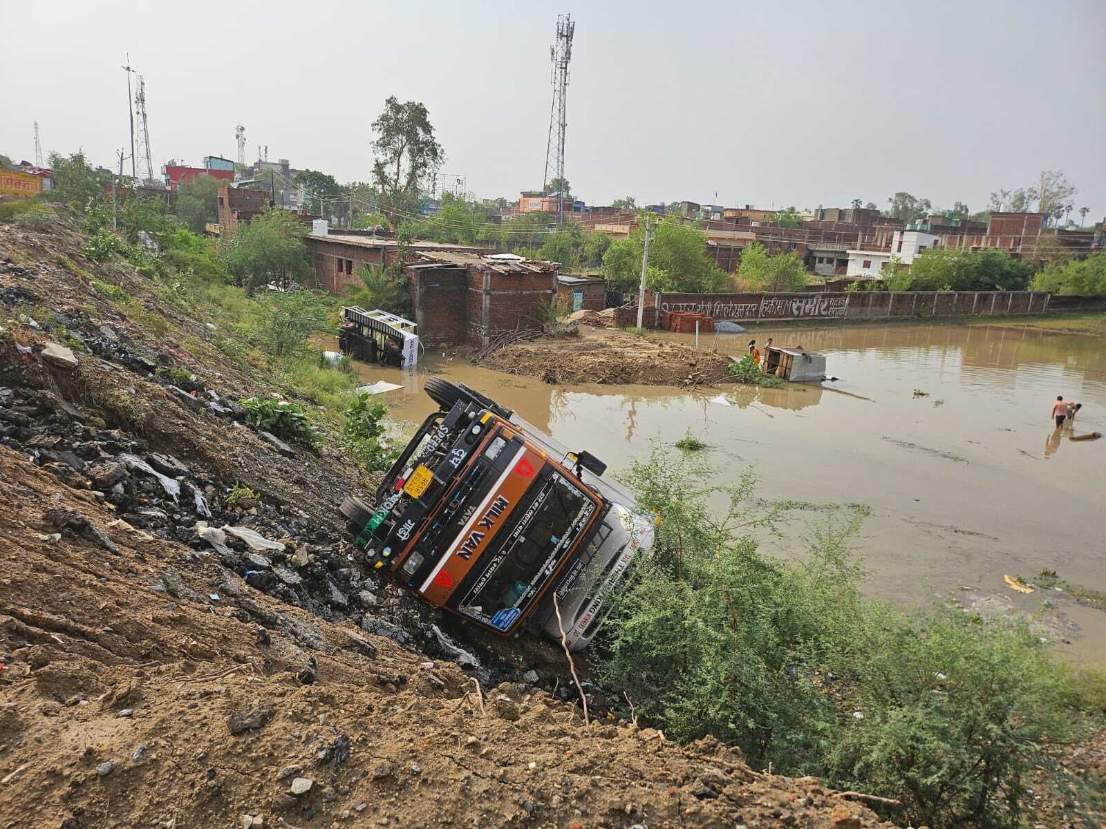 आंधी-पानी से डोभी में भारी नुकसान, सड़क पर गाड़ियां पलटीं