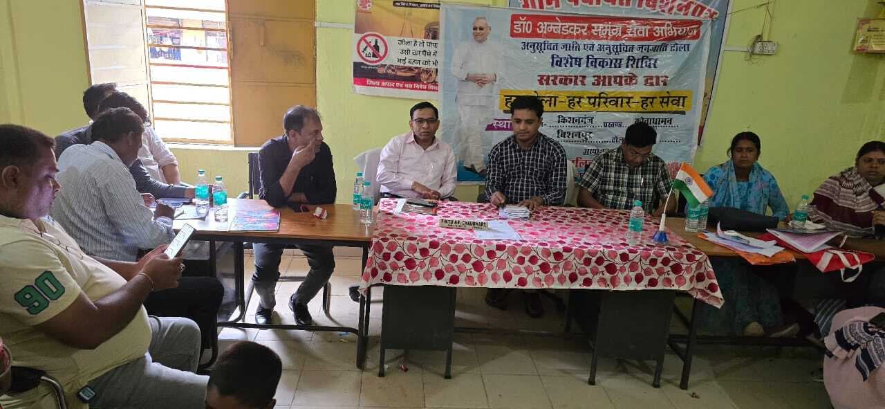 मल्लिक टोला में आयोजित शिविर में विभिन्न योजनाओं को ले लाभुकों ने दिया आवेदन