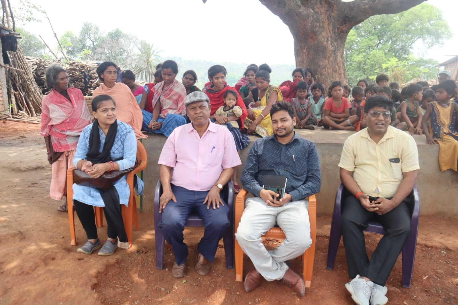 आदिम जनजाति ग्रामीणों को केज कल्चर योजना की दी गयी जानकारी