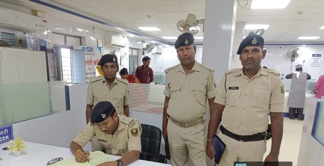 बैंक शाखाओं में पुलिस अधिकारियों ने लिया सुरक्षा व्यवस्था का जायजा