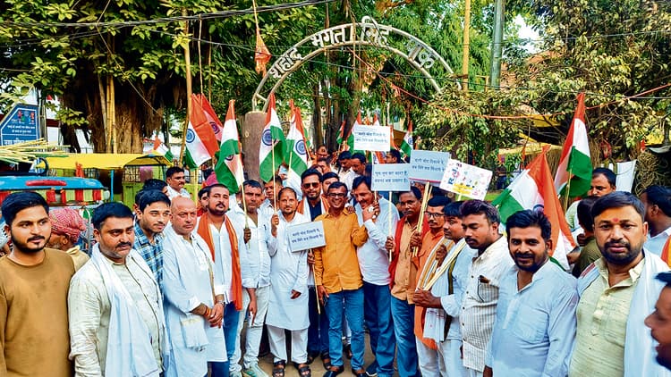 बक्सर में एनडीए ने शहर में निकाली तिरंगा यात्रा, जमकर की नारेवाजी