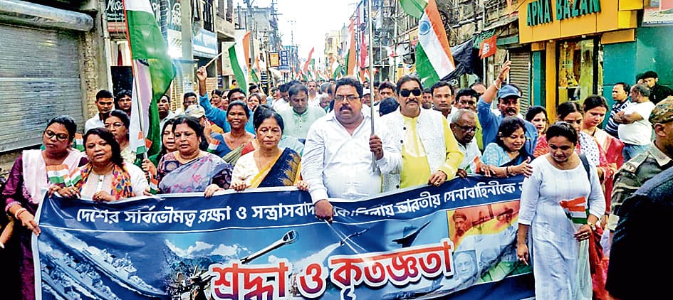 रैली निकाल कर सैनिकों के प्रति जतायी श्रद्धा