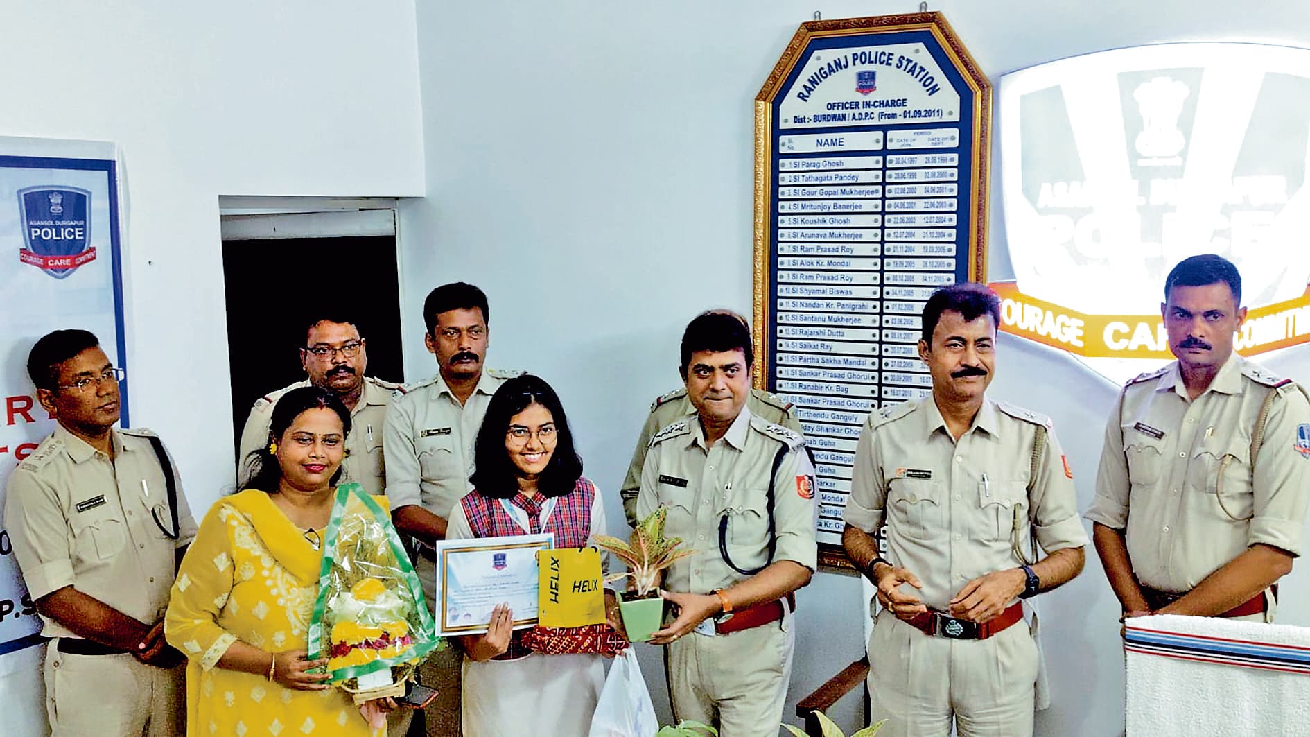 मेधावियों को रानीगंज पुलिस ने किया सम्मानित