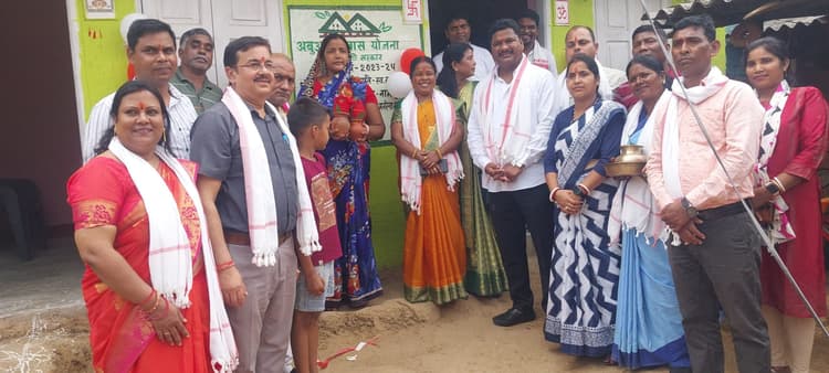 प्रखंड के अबुआ आवास के 341 लाभुकों काे कराया गृह प्रवेश