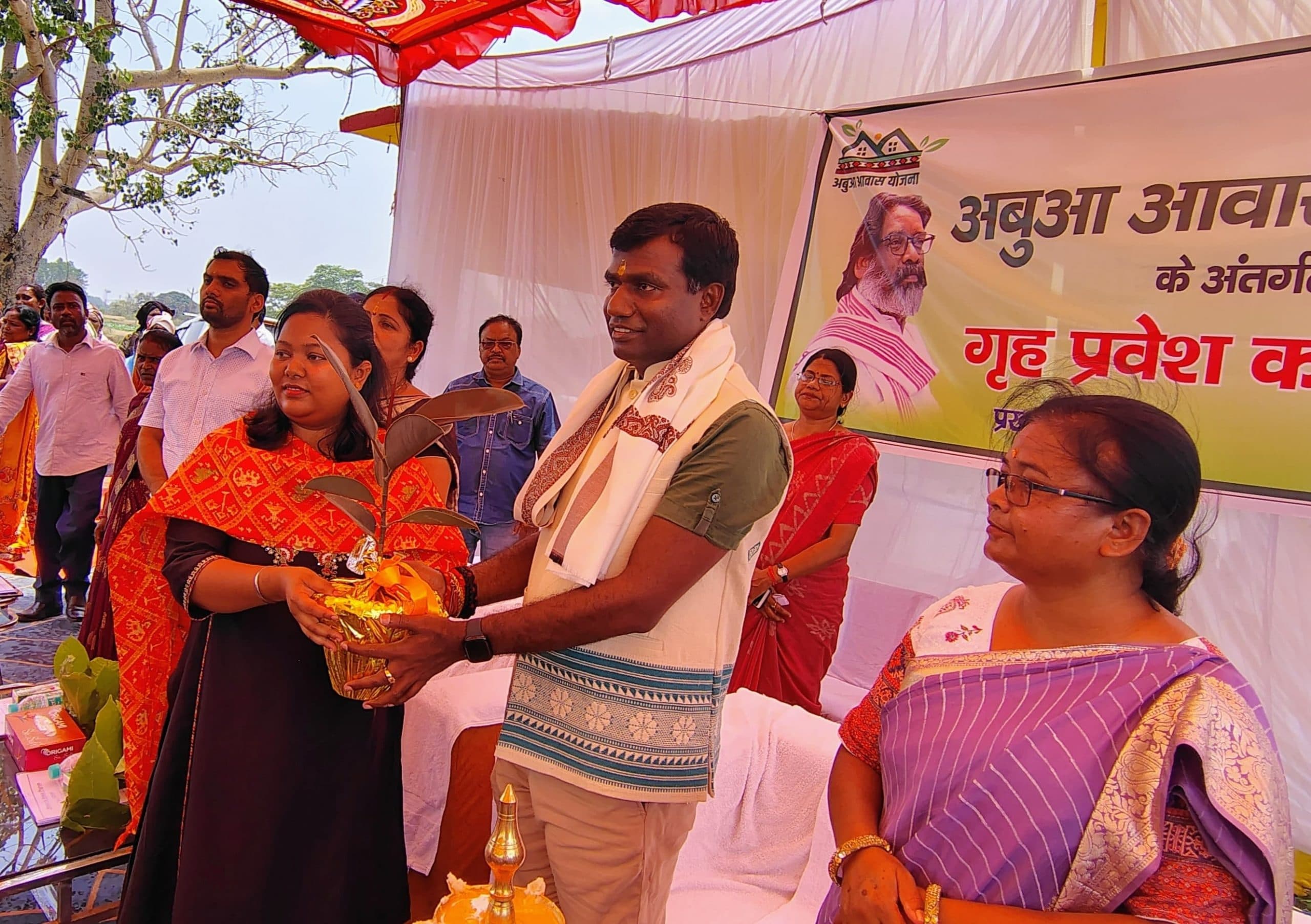 साहेर में अबुआ आवास योजना के 13 लाभुकों को आवास मिला