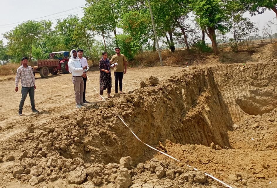 निजी जमीन पर तालाब की हुई खुदाई से जल-जीवन-हरियाली को मिलेगी गति