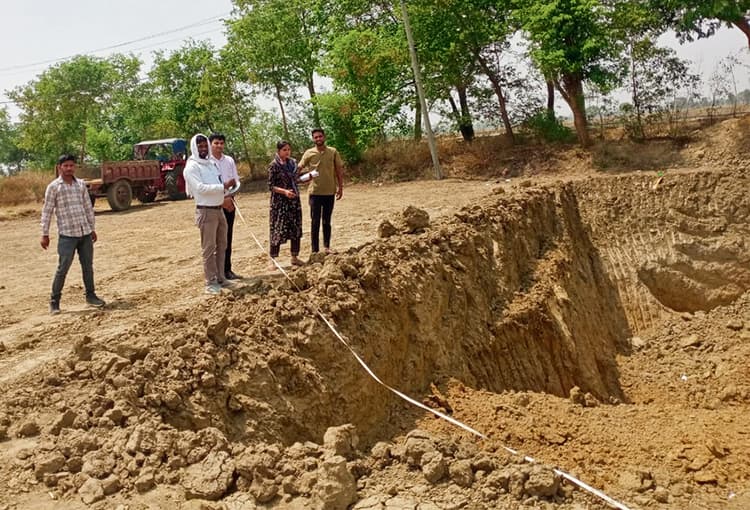 निजी जमीन पर तालाब की हुई खुदाई से जल-जीवन-हरियाली को मिलेगी गति