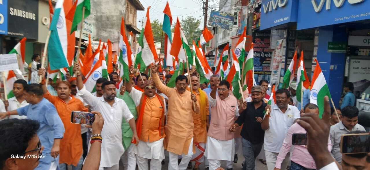 Madhubani News : ऑपरेशन सिंदूर की सफलता पर भाजपा ने निकाला तिरंगा यात्रा