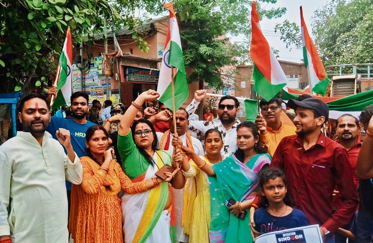 Gopalganj News : ऑपरेशन सिंदूर की सफलता पर निकली एक किमी लंबी तिरंगा यात्रा, लोगों ने सेना को किया सलाम