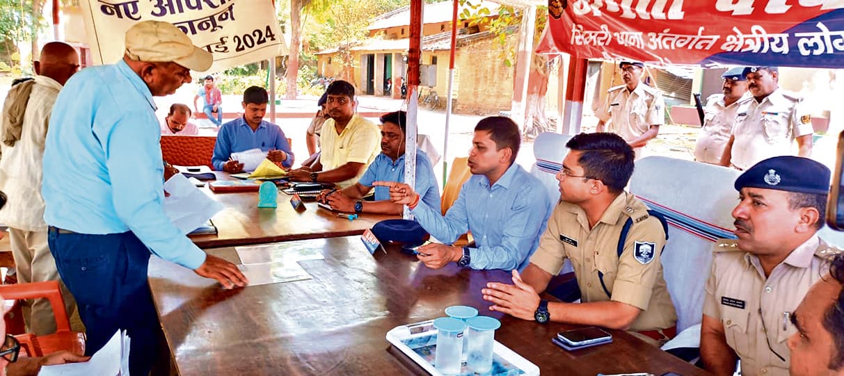 सिमरी थाना पहुंचकर डीएम-एसपी ने सुनी लोगों की फरियाद