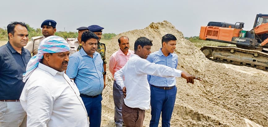 डीएम ने किया गंगा कटाव निरोधी कार्यों की जांच, कार्य जल्द पूरा करने का दिया निर्देश